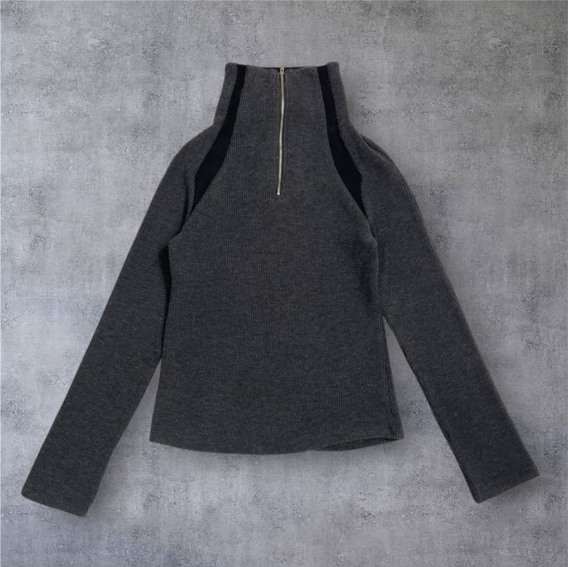 마뗑킴 Matin Kim 차콜 하이넥 래글런 하프집업 니트  상품이미지3