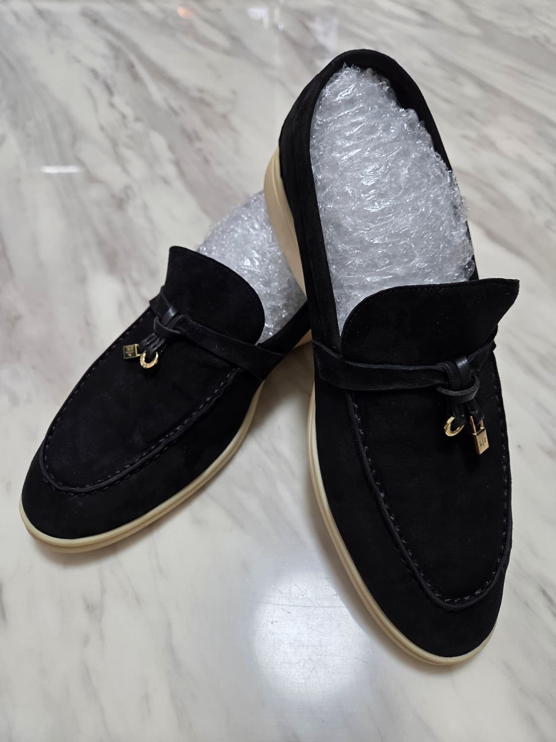 로로피아나 썸머참스 블랙 스웨이드 로퍼 상품이미지1