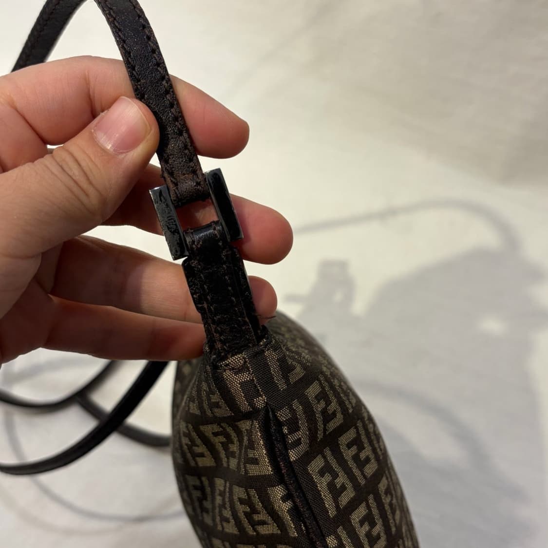 펜디 FF 로고 미니 크로스백 주카 가방 상품이미지5