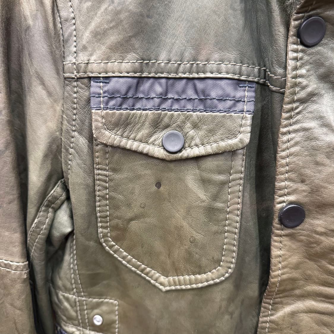 디젤 밀리터리 레더 필드 자켓 배색 에폭 장식 로고 패치 디테일 카키 상품이미지9