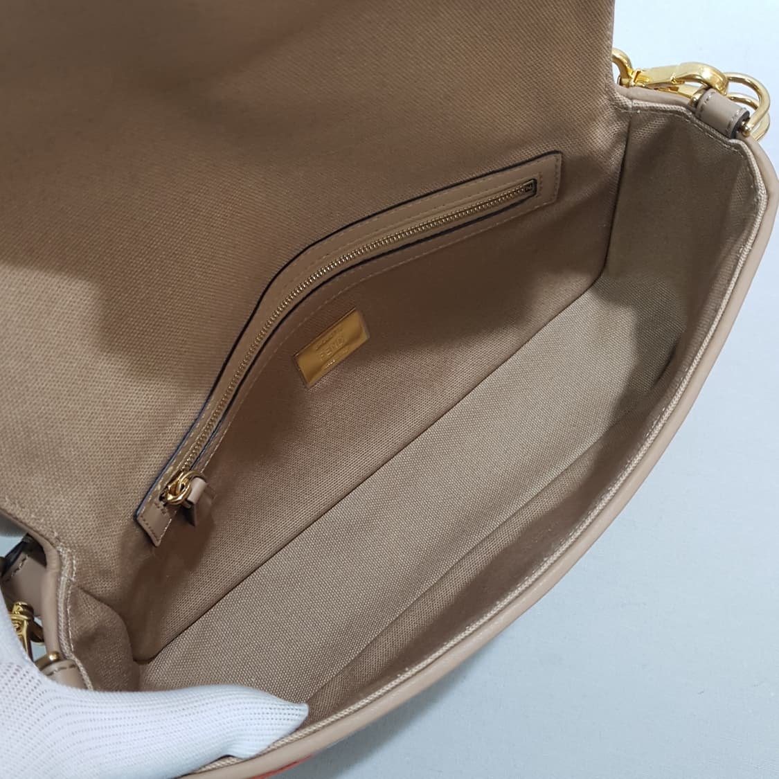 펜디 8BR600 바게트 미디움 숄더백 상품이미지9