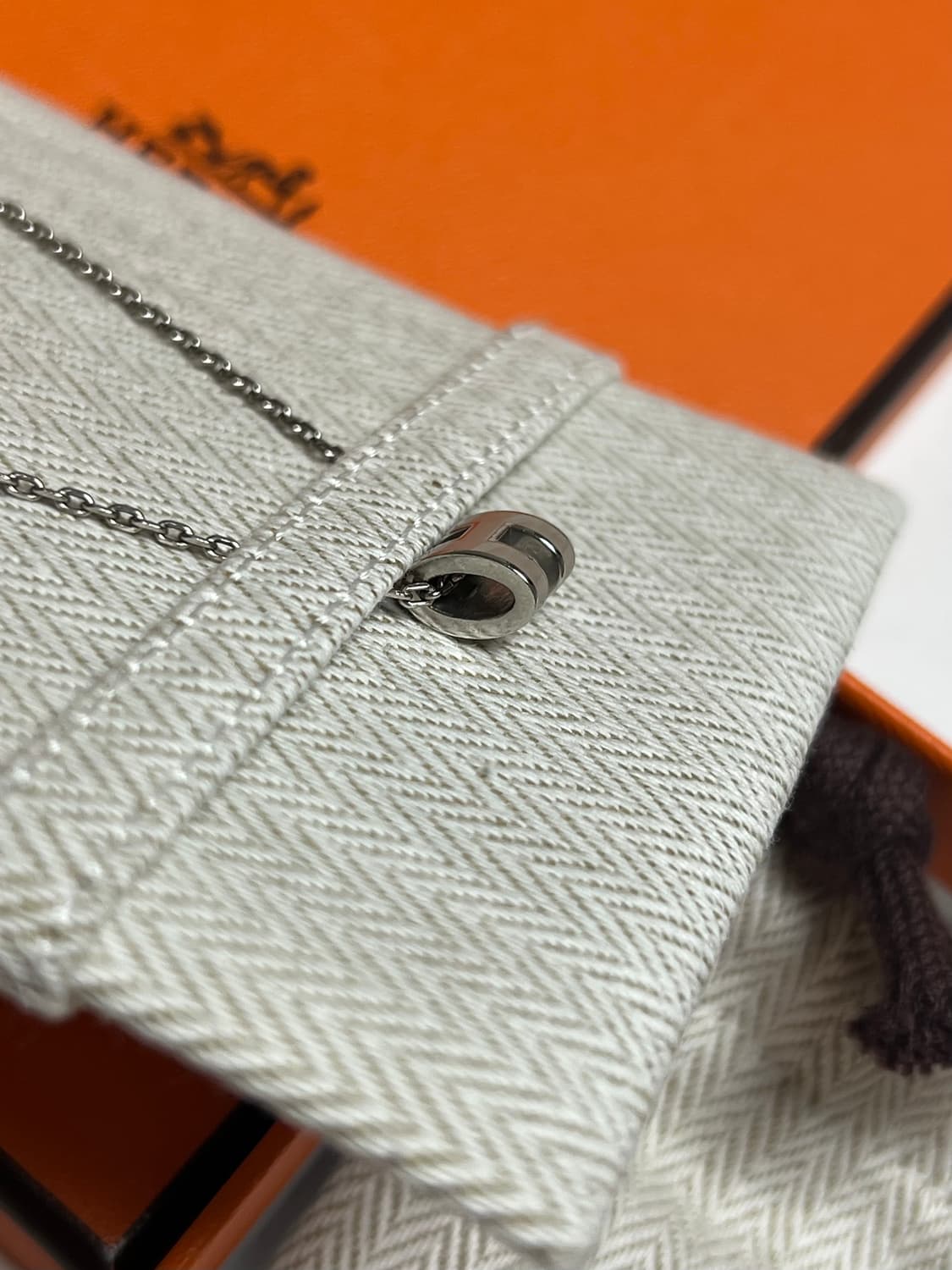 [정품] 에르메스 팝아슈 미니 펜던트 팔라듐 하드웨어 & 마롱 글라세 상품이미지5