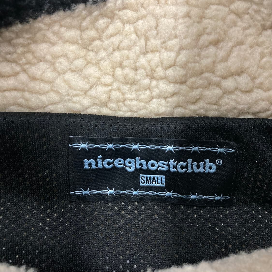 나이스고스트클럽 멀티 로고 패턴 쉐르파 자켓 상품이미지3