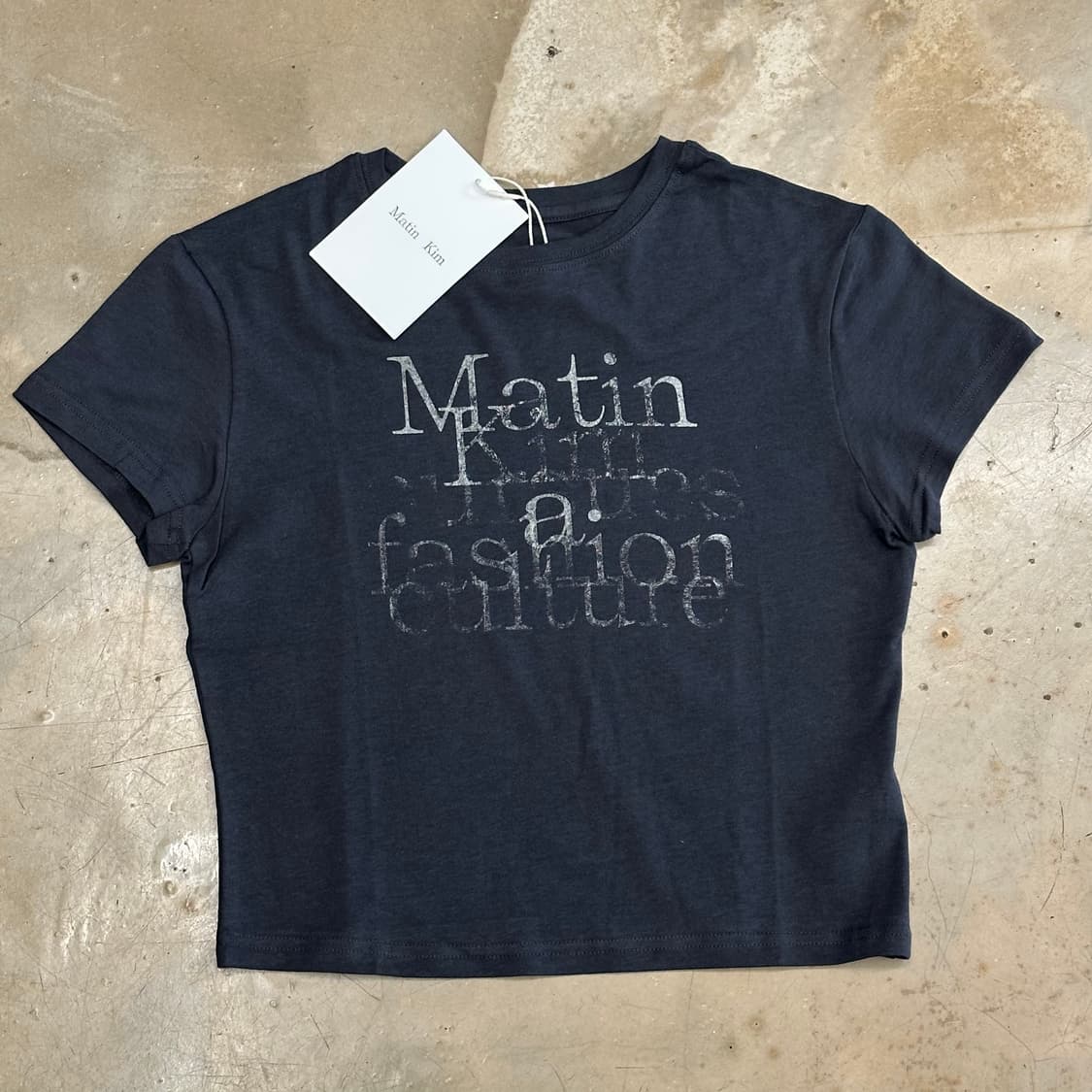 S 새상품 마뗑킴 여성용 피그먼트 로고 챠콜 크롭 반팔티 상품이미지2