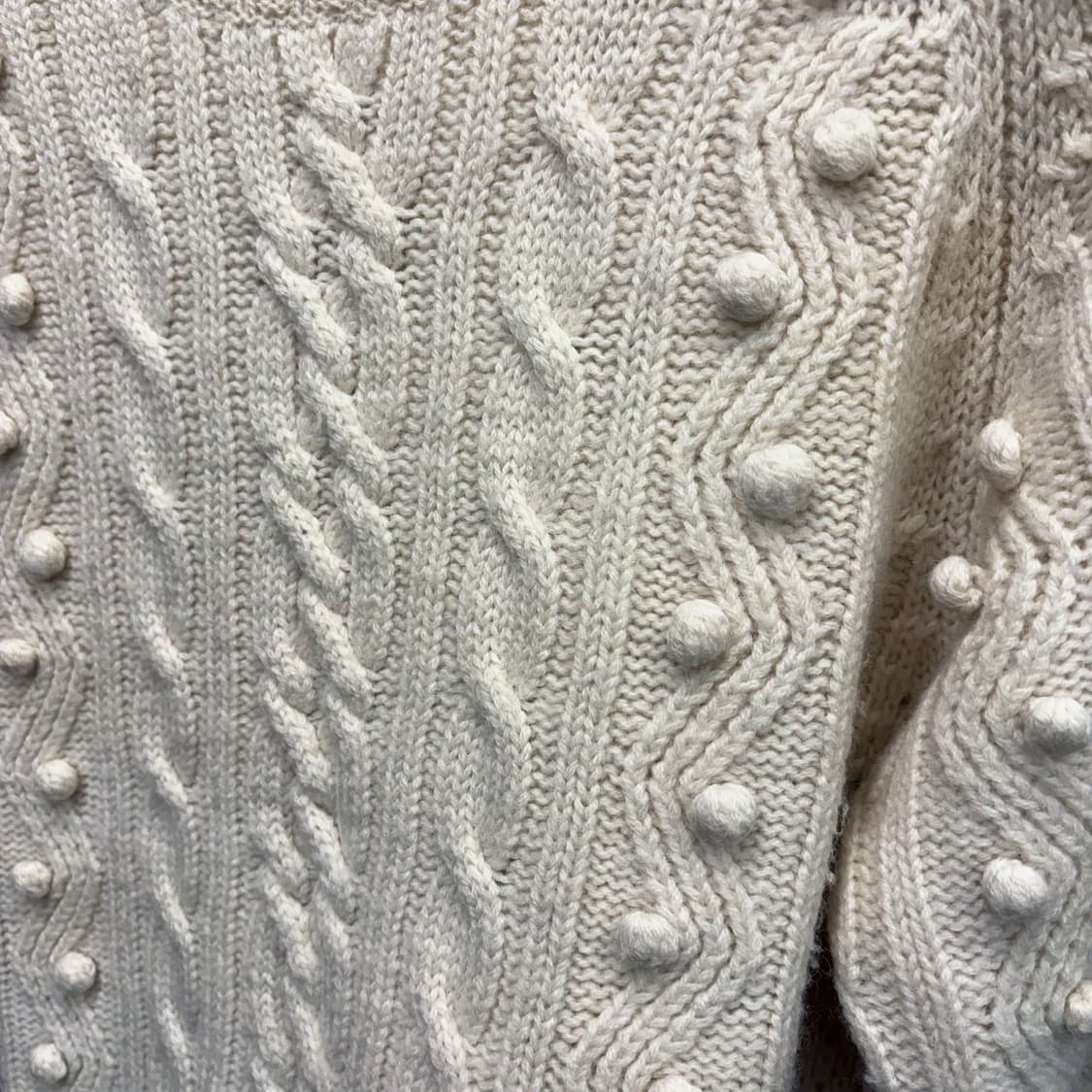 마리오 로시 라운드넥 케이블 긴팔 니트 입체 짜임 보블 디테일 아이보리 상품이미지5