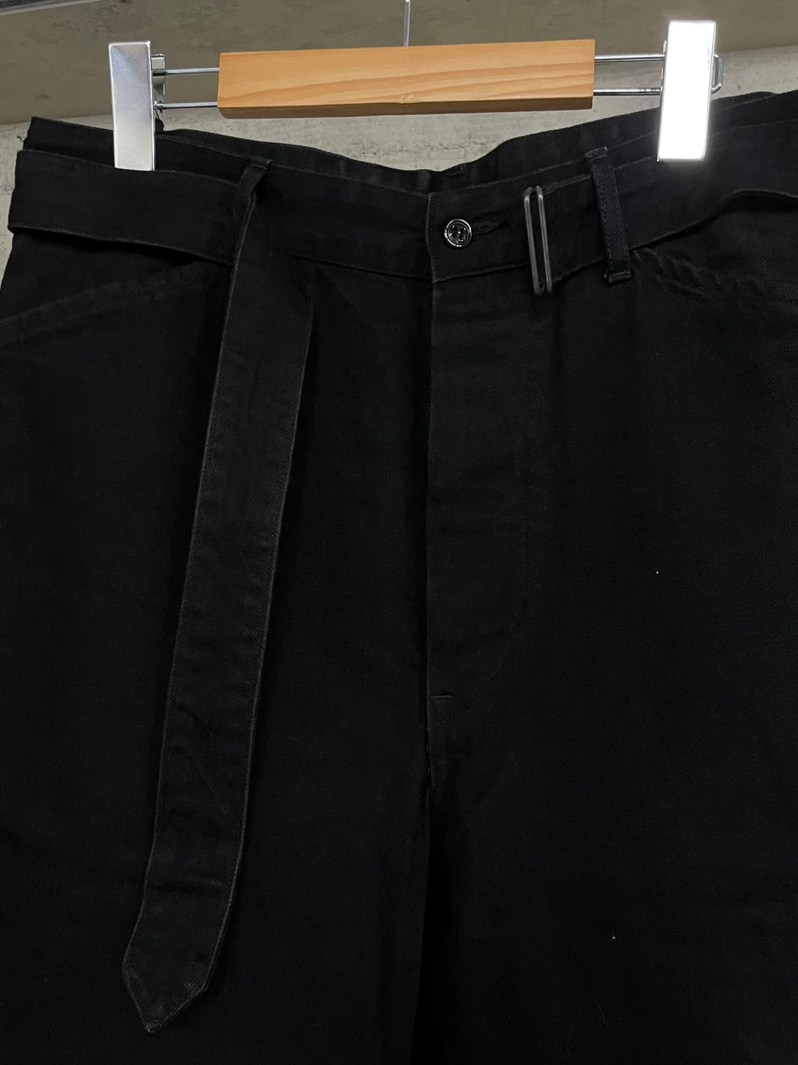코모리 벨티드 데님 팬츠 블랙 상품이미지2