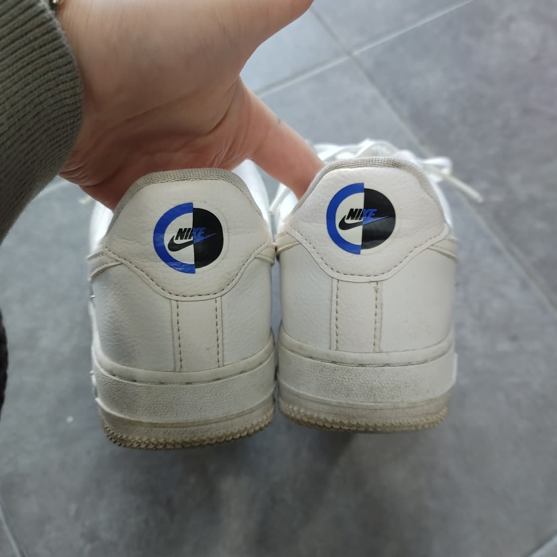 230 나이키 여성 에어포스 1'07 LX크롬화이트 하이퍼로얄 스니커즈 상품이미지4