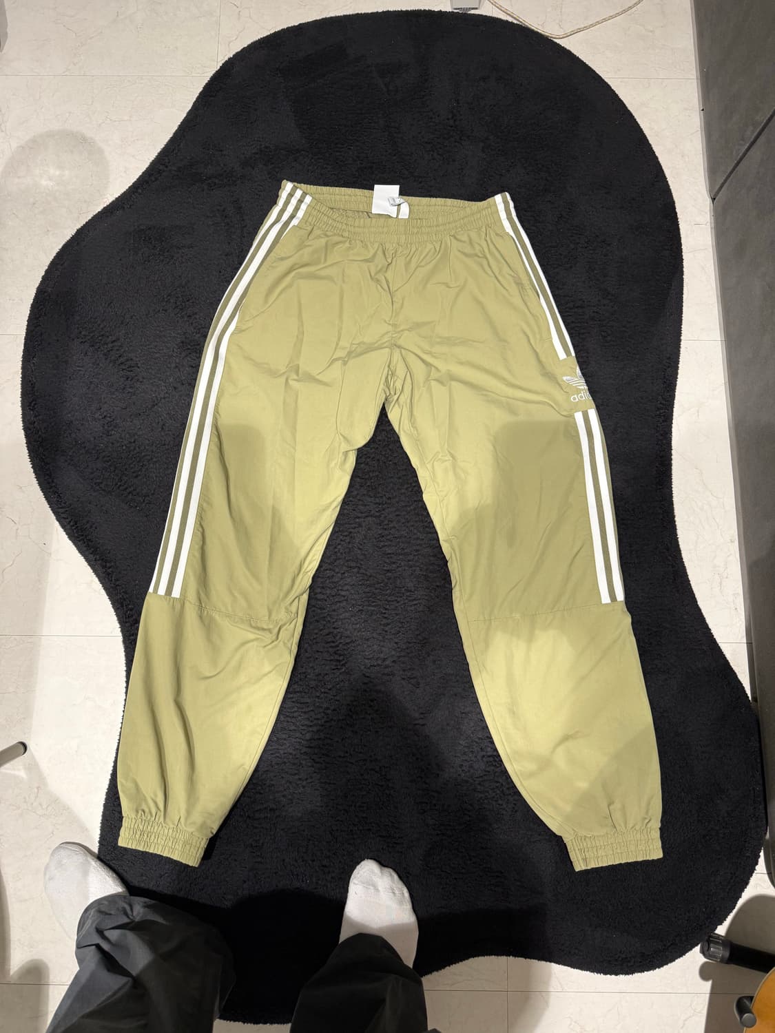 아디다스 파이어버드 트랙팬츠 올리브색 상품이미지1