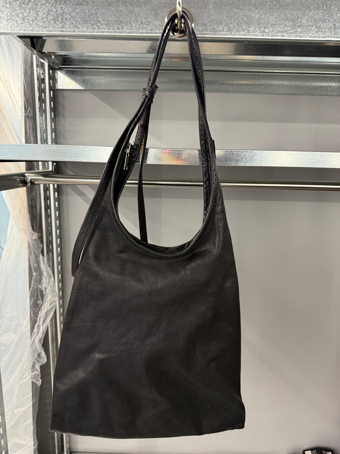 COS 코스 레더 숄더백 블랙 상품이미지3