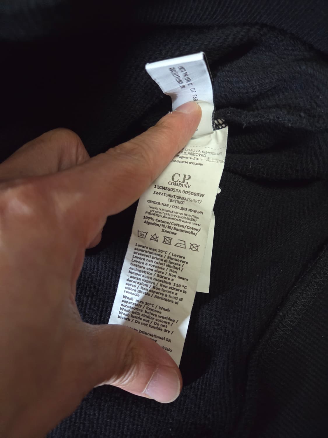 C.P. 컴퍼니 렌즈 와펜 맨투맨 블랙 상품이미지8