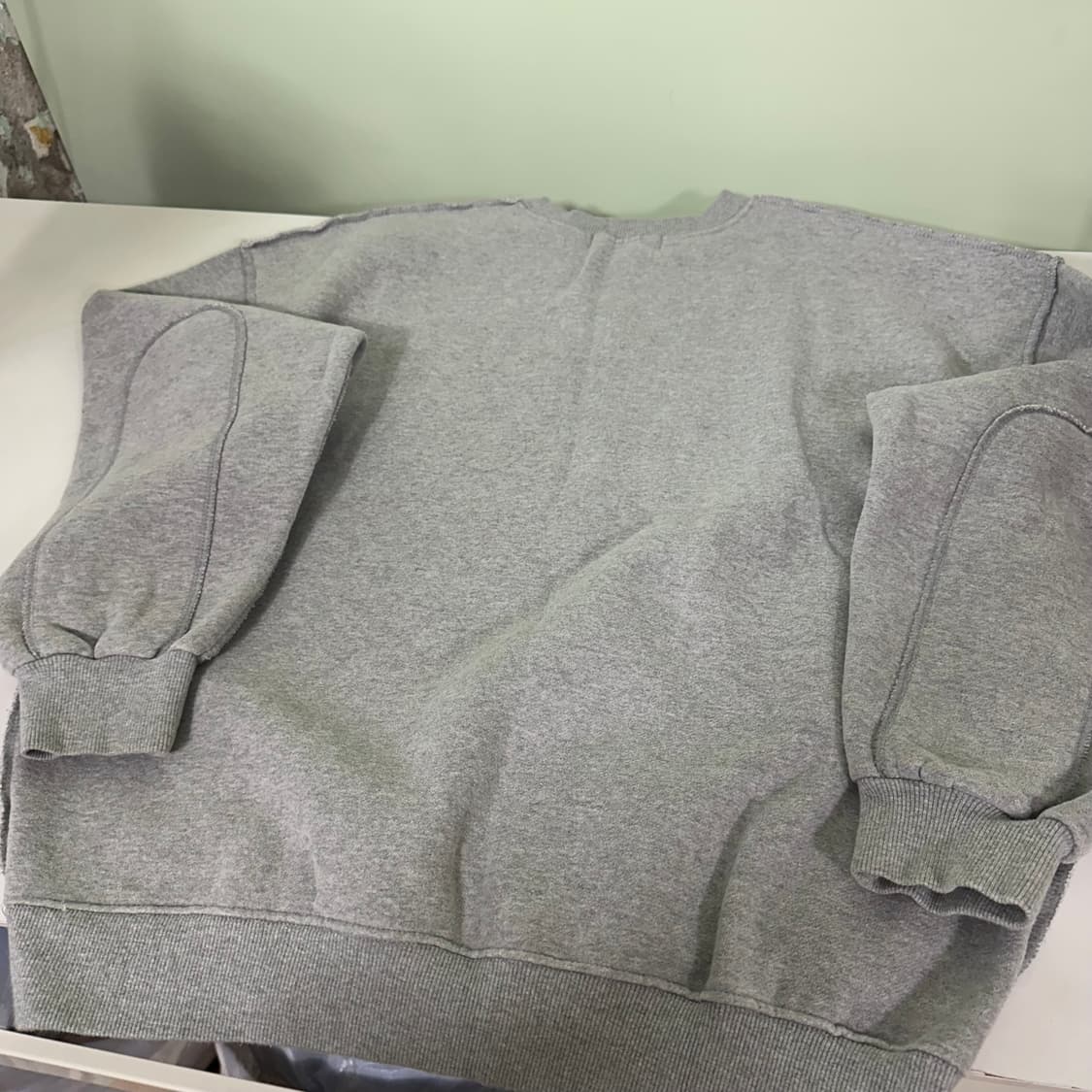 OS 모어데이 그레이 오버핏 스웻셔츠 맨투맨 상품이미지4