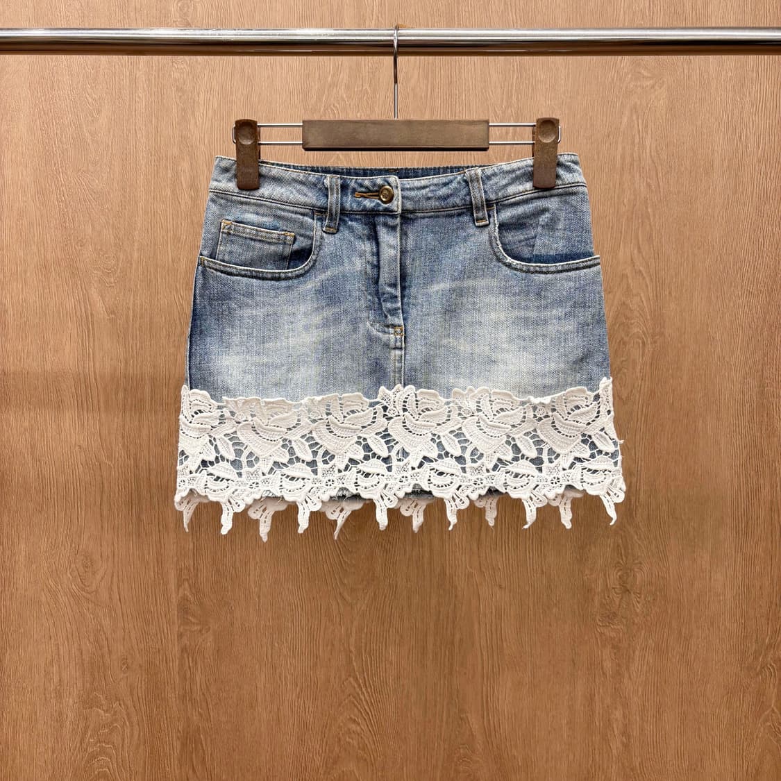 돌체앤가바나 데님 미니 스커트 밑단 화이트 레이스 트리밍 디테일 연청 상품이미지2