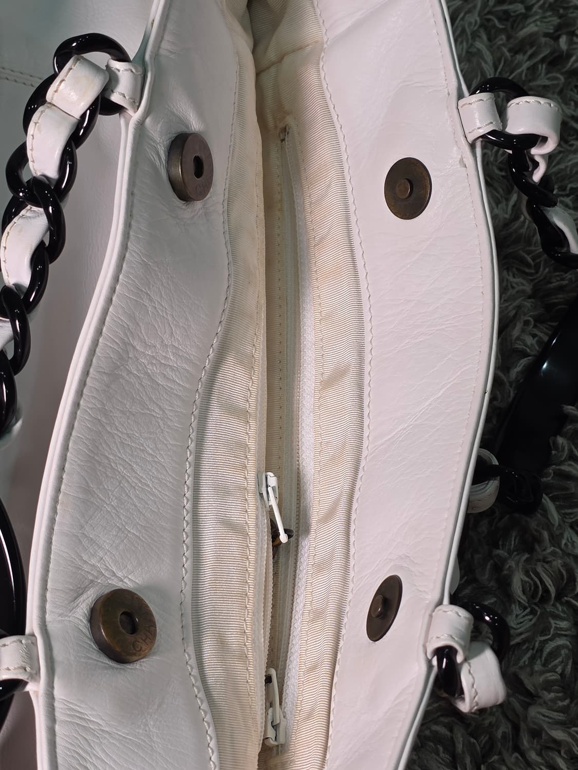 샤넬 램스킨 화이트 빅 cc 아크릴 체인숄더백 상품이미지8