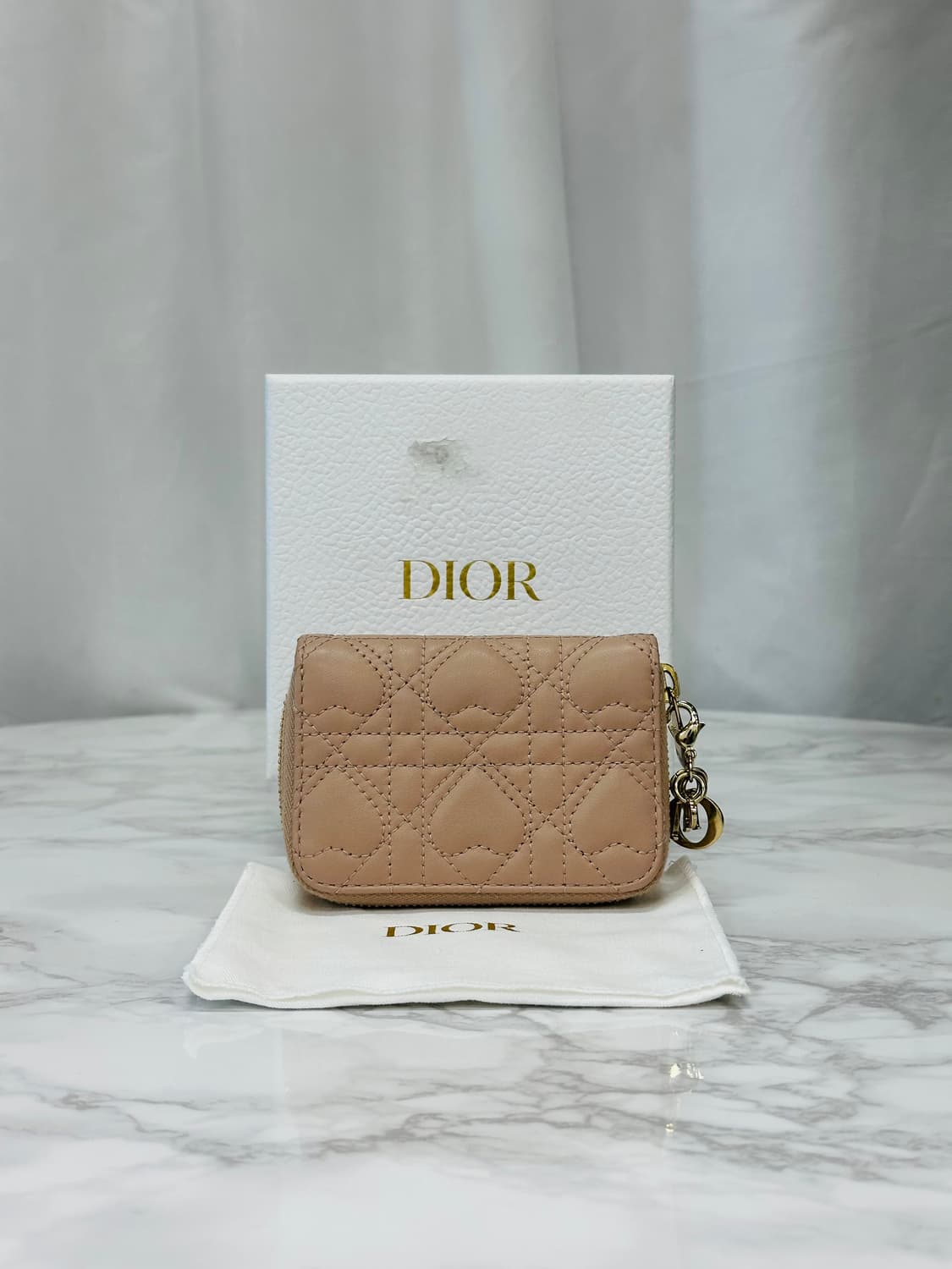 [정품] 디올 레이디 하트 스티칭 반지갑 파우더 핑크 상품이미지1