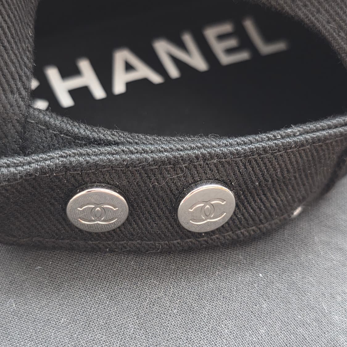 ​[정품] 샤넬 23S 로고 코튼 볼캡 (블랙/오렌지) 상품이미지5