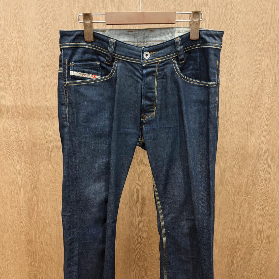 디젤 데님 팬츠 로고 레터링 백 지퍼 포켓 디테일 슬림 스트레이트핏 흑청 상품이미지4