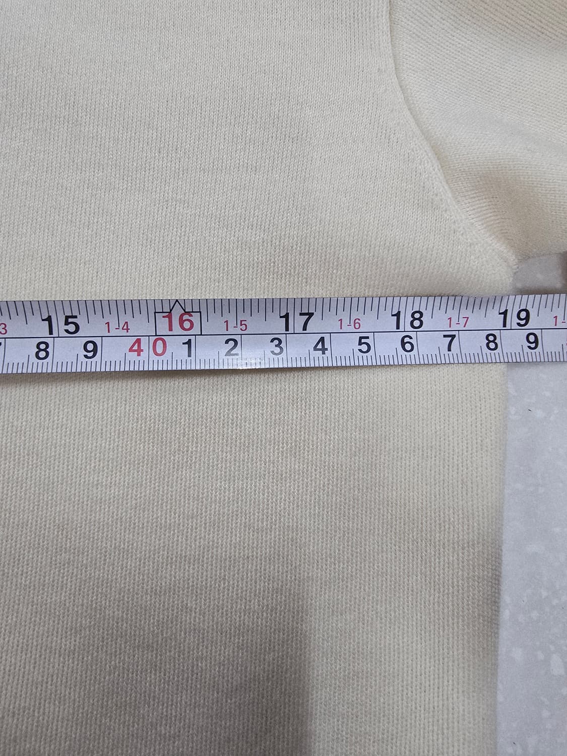 미샤 아이보리색 니트 스웨터 언발란싱 상품이미지7