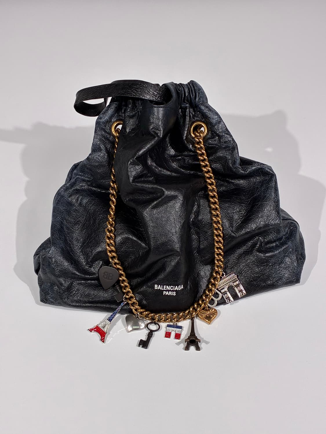 발렌시아가 크러쉬 미디엄 더티 이펙트 수베니어 참 토트백 블랙 상품이미지1