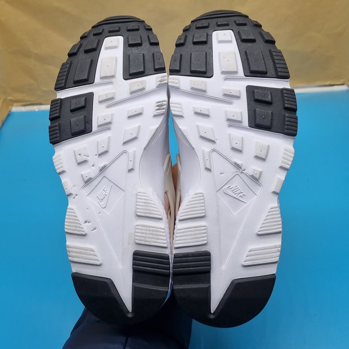 나이키 허라취 런 운동화 실사이즈225 상품이미지3