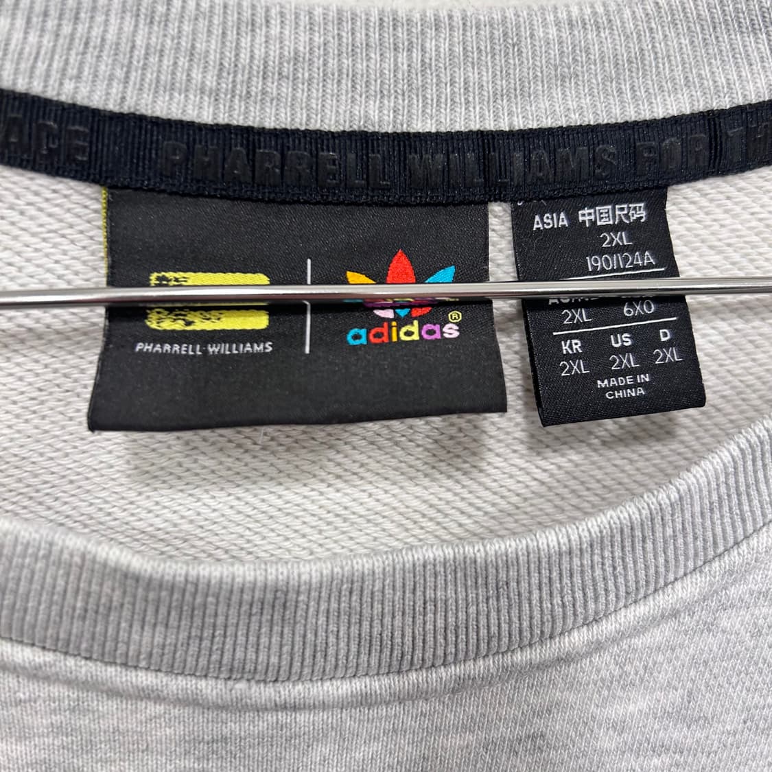 아디다스 X 퍼렐 윌리엄스 콜라보 오버핏 맨투맨 상품이미지3