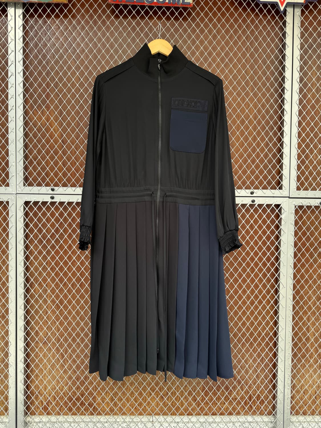 럭키슈에뜨 플리츠 쉬폰 지퍼 디테일 셔링 배색 로고 롱 원피스 36 상품이미지1