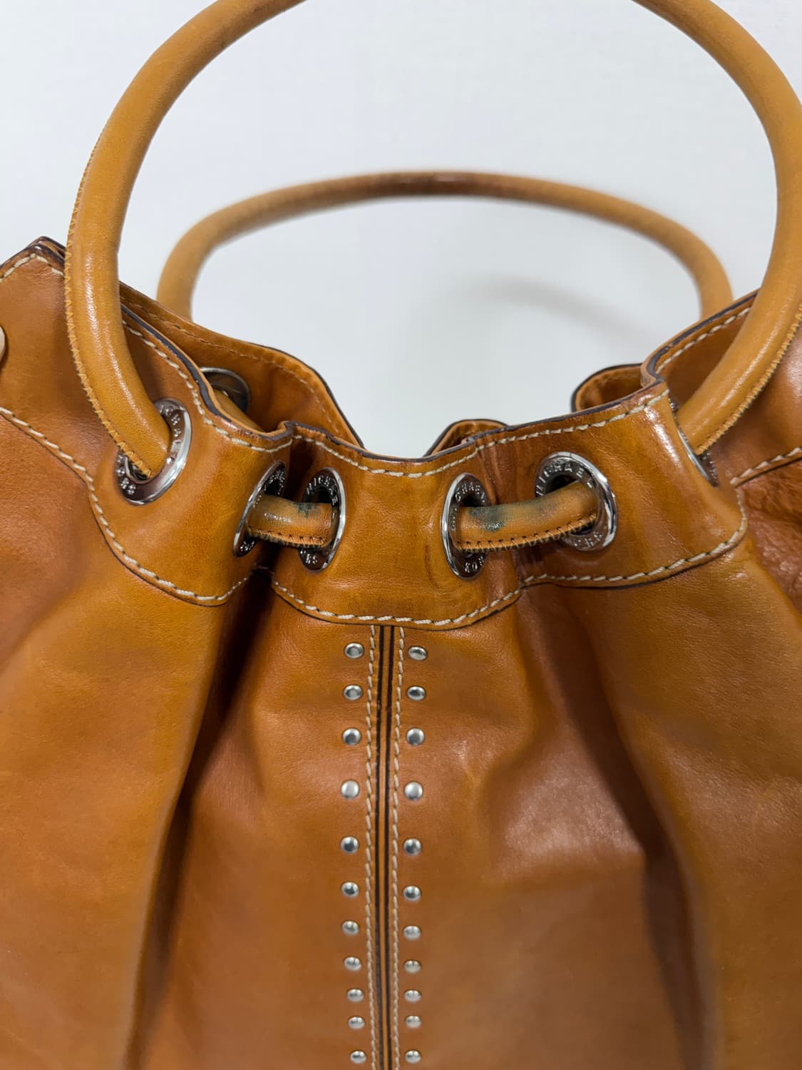 마이클코어스 스터드 가죽 숄더백 상품이미지4