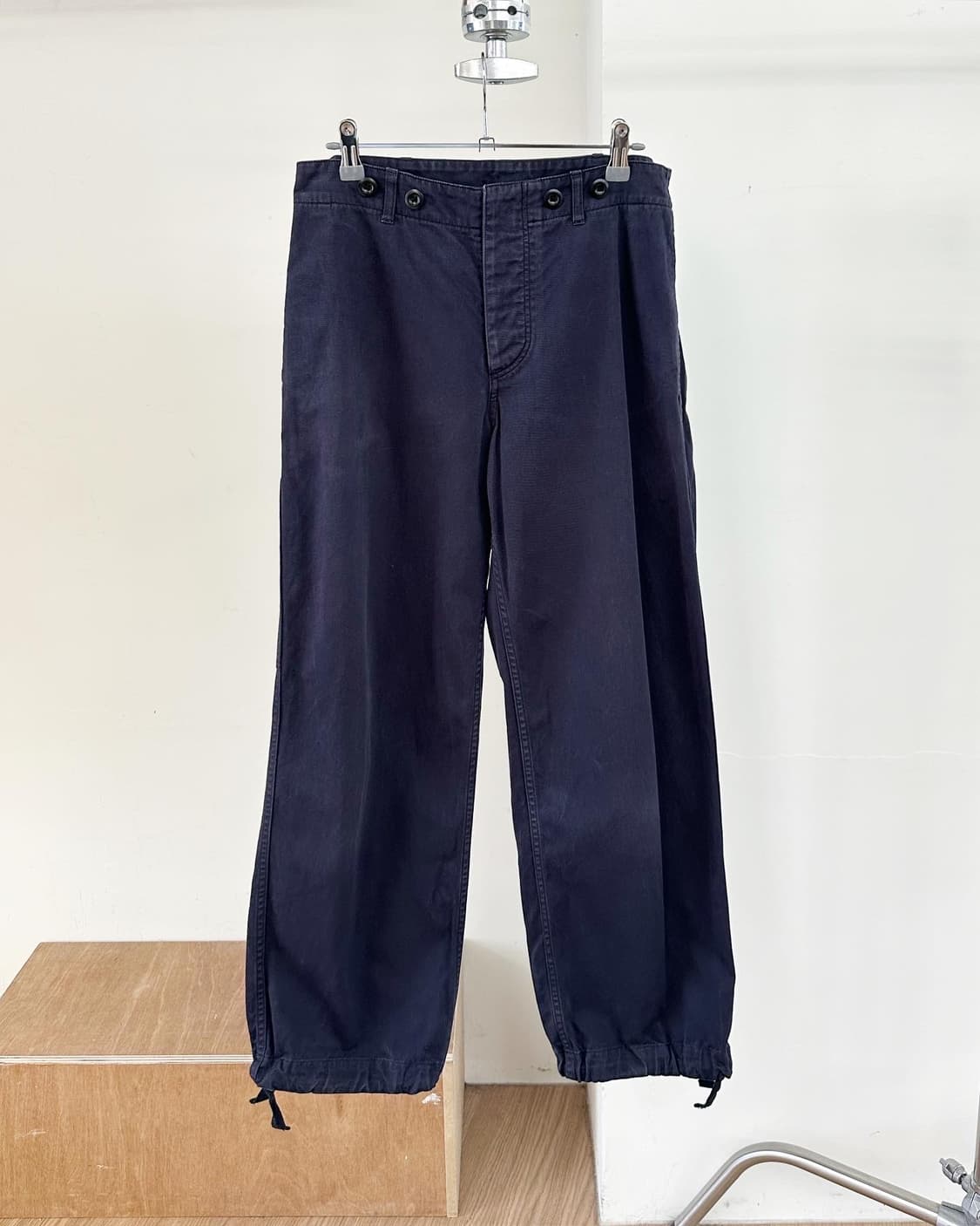 마가렛호웰 네이비 백버클 코튼 조거 팬츠  상품이미지1