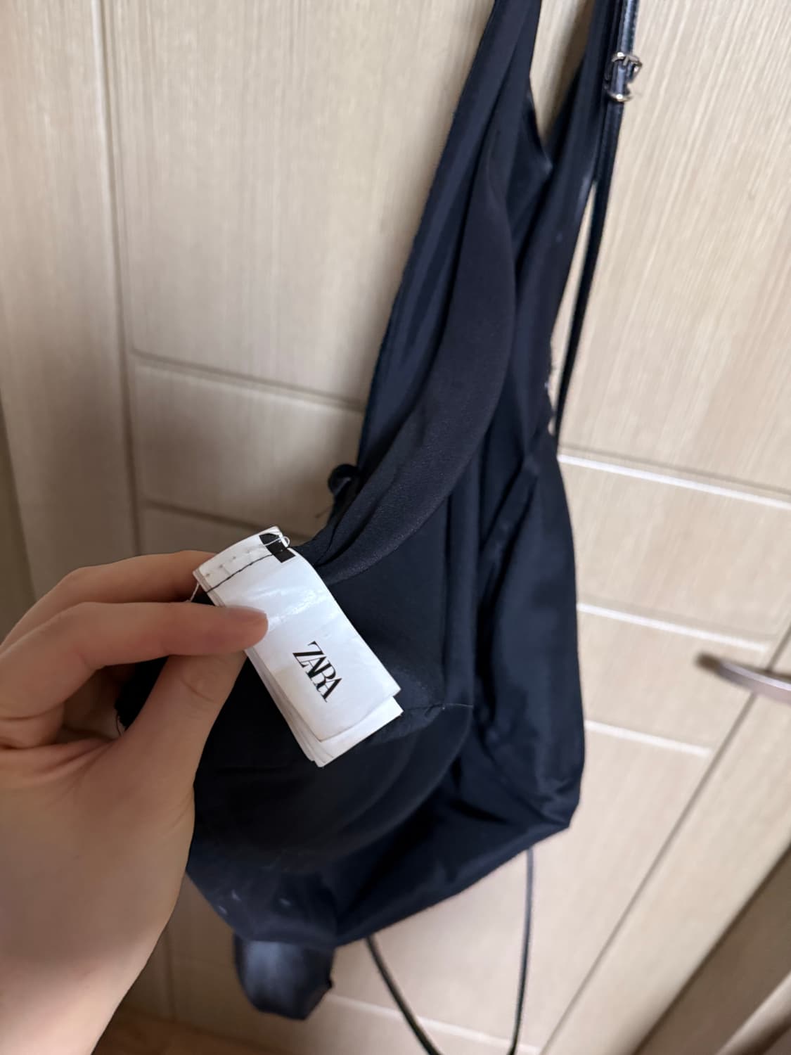 자라 블랙 새틴 토트백 상품이미지7