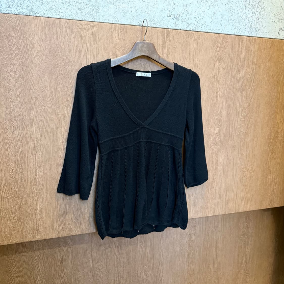 빈티지 브이넥 니트 7부 소매 펀칭 배색 디테일 블랙 상품이미지1