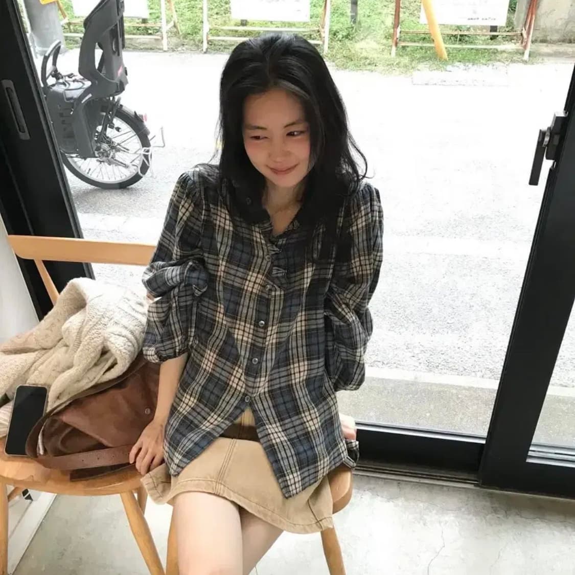 아카이브제이투유 체크프릴 블라우스 네이비 상품이미지1