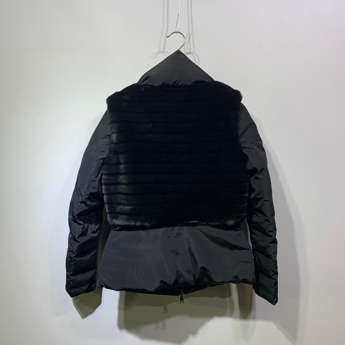 엠포리오 아르마니 모피스타일 다운자켓 판매합니다 상품이미지4