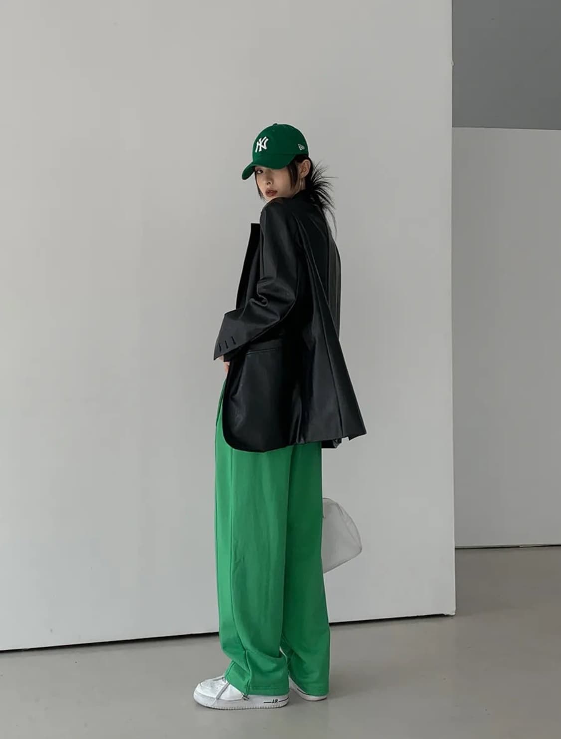 루웨 핀턱 스트링팬츠 그린 상품이미지1