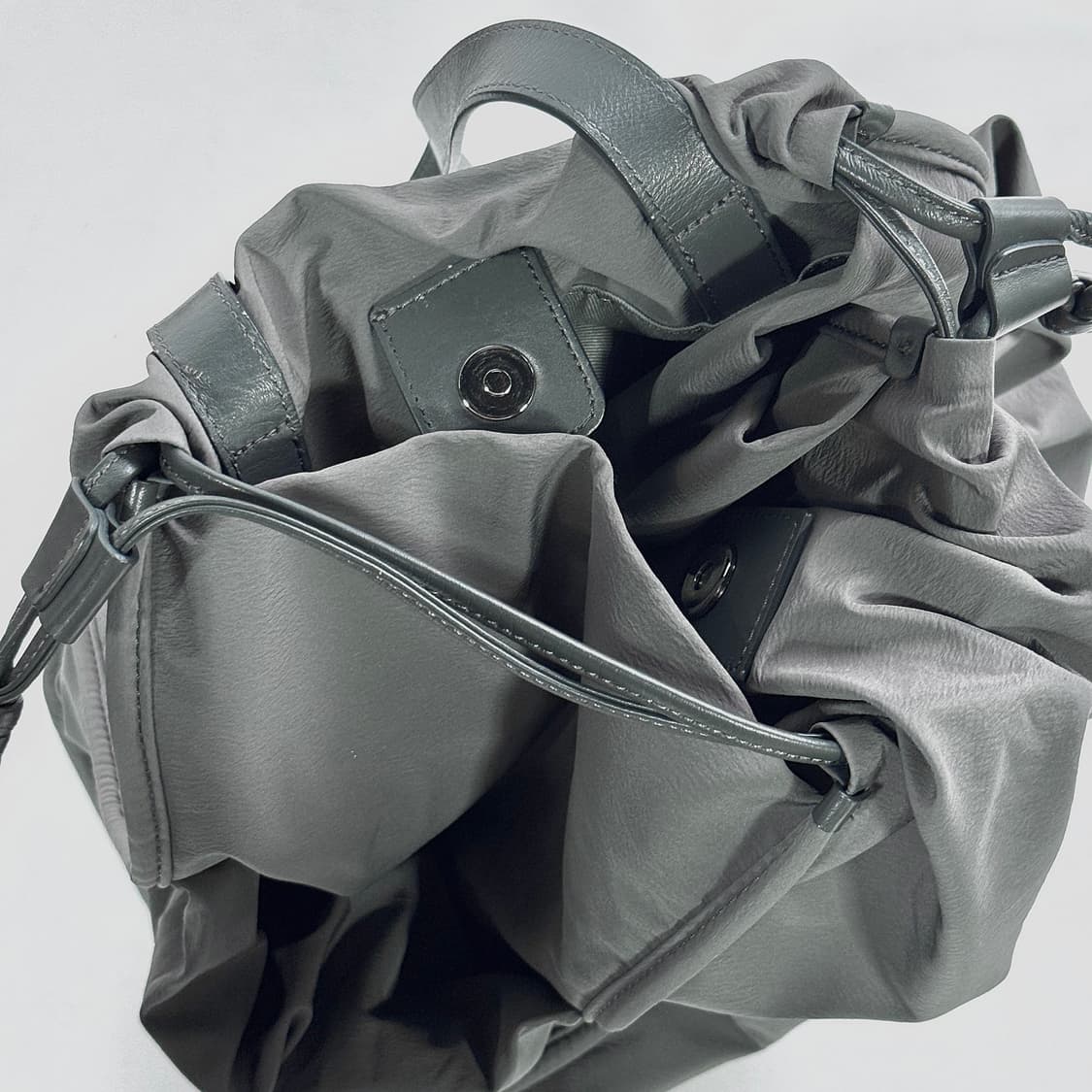 구호 KUHO 나일론 레더 스트링 토트백 상품이미지3