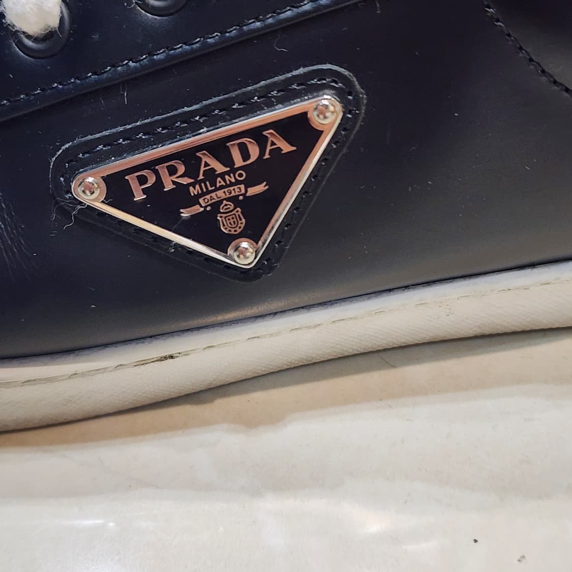 프라다 브러시드 레더 스니커즈 8.5 상품이미지3