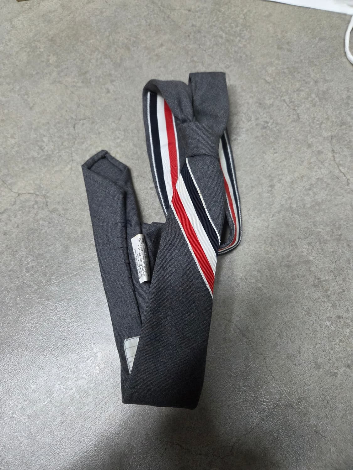 톰브라운 시그니쳐 미드그레이 넥타이 상품이미지1