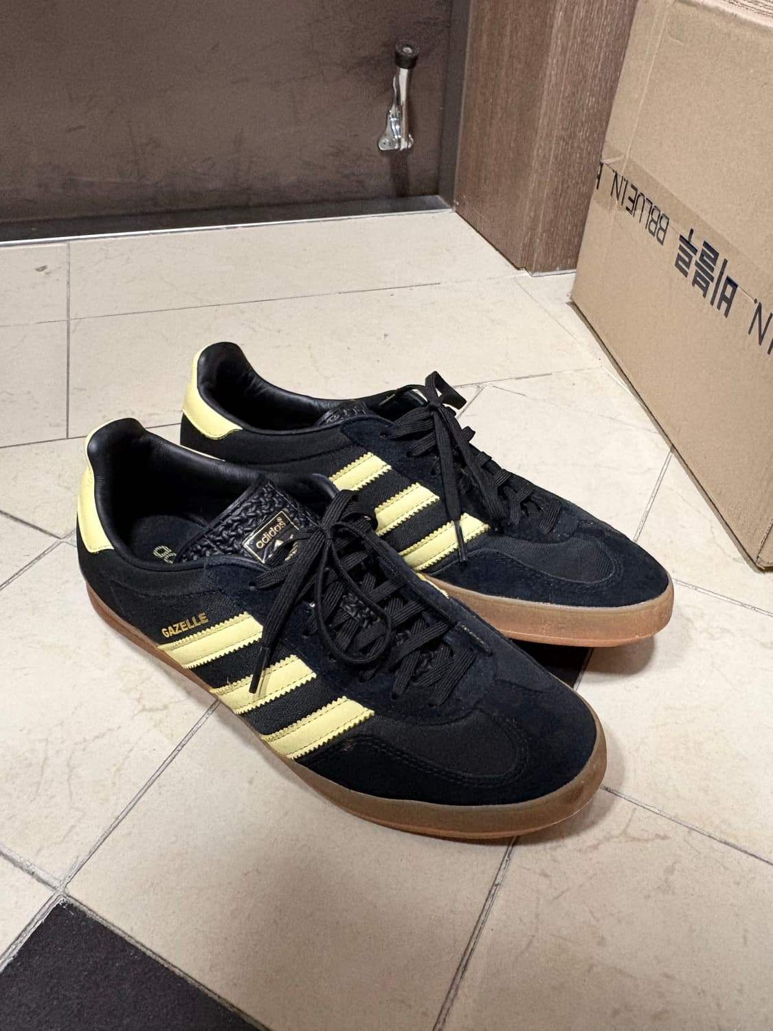 adidas gazelle indoor core black yellow 상품이미지1