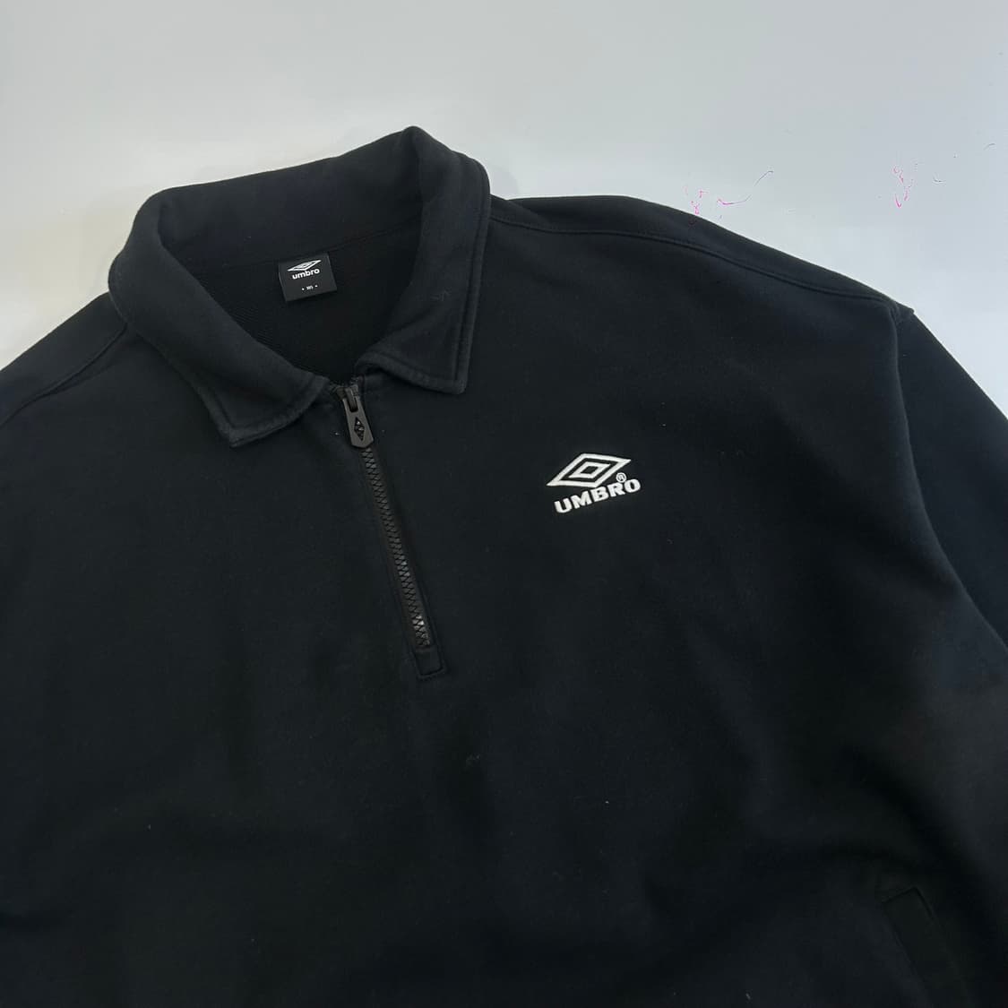 Umbro 엄브로 백로고 블랙 반집업 상품이미지4