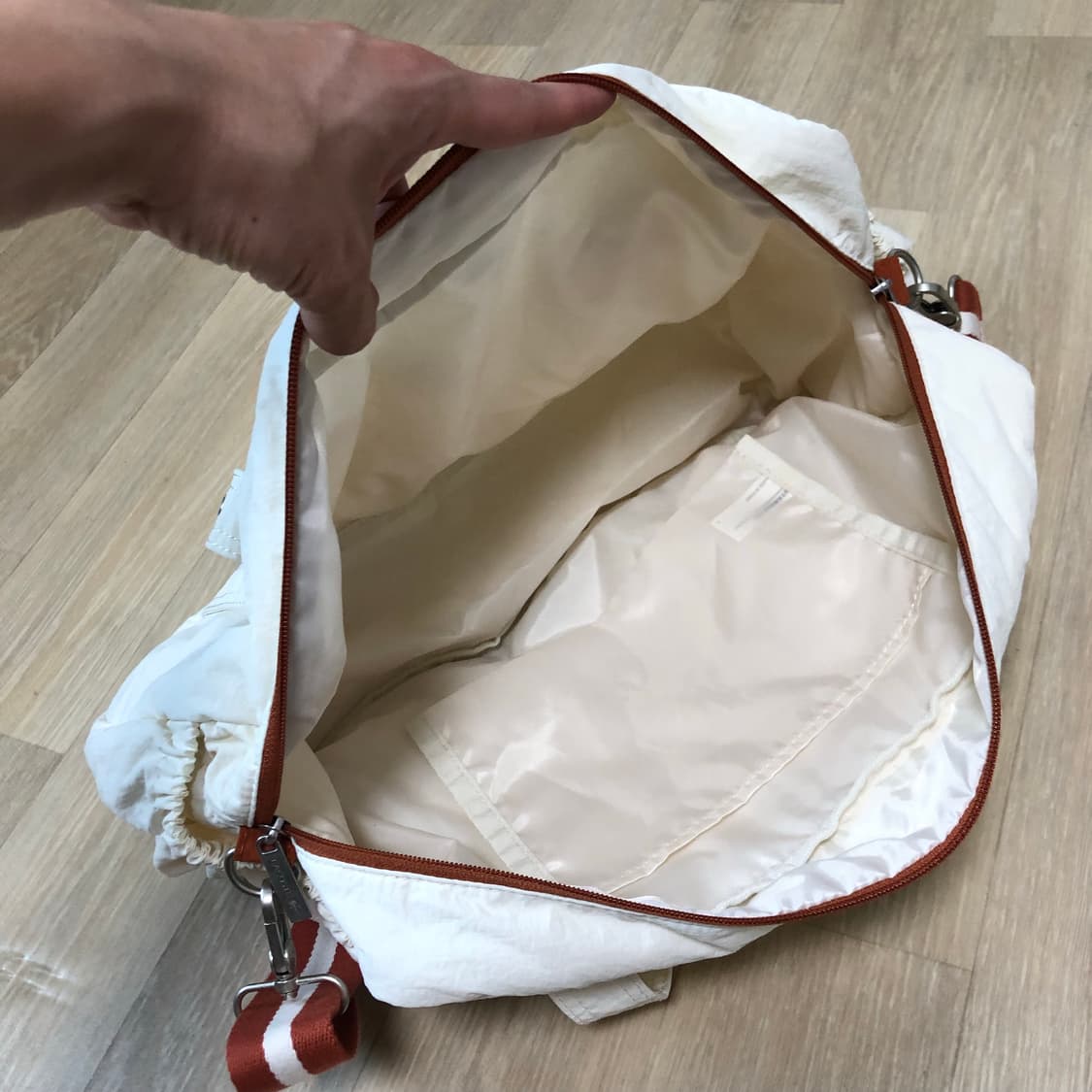 OS) 라코스테 X 스타벅스 LACOSTE 멀티플 보스턴백 아이보리 상품이미지3