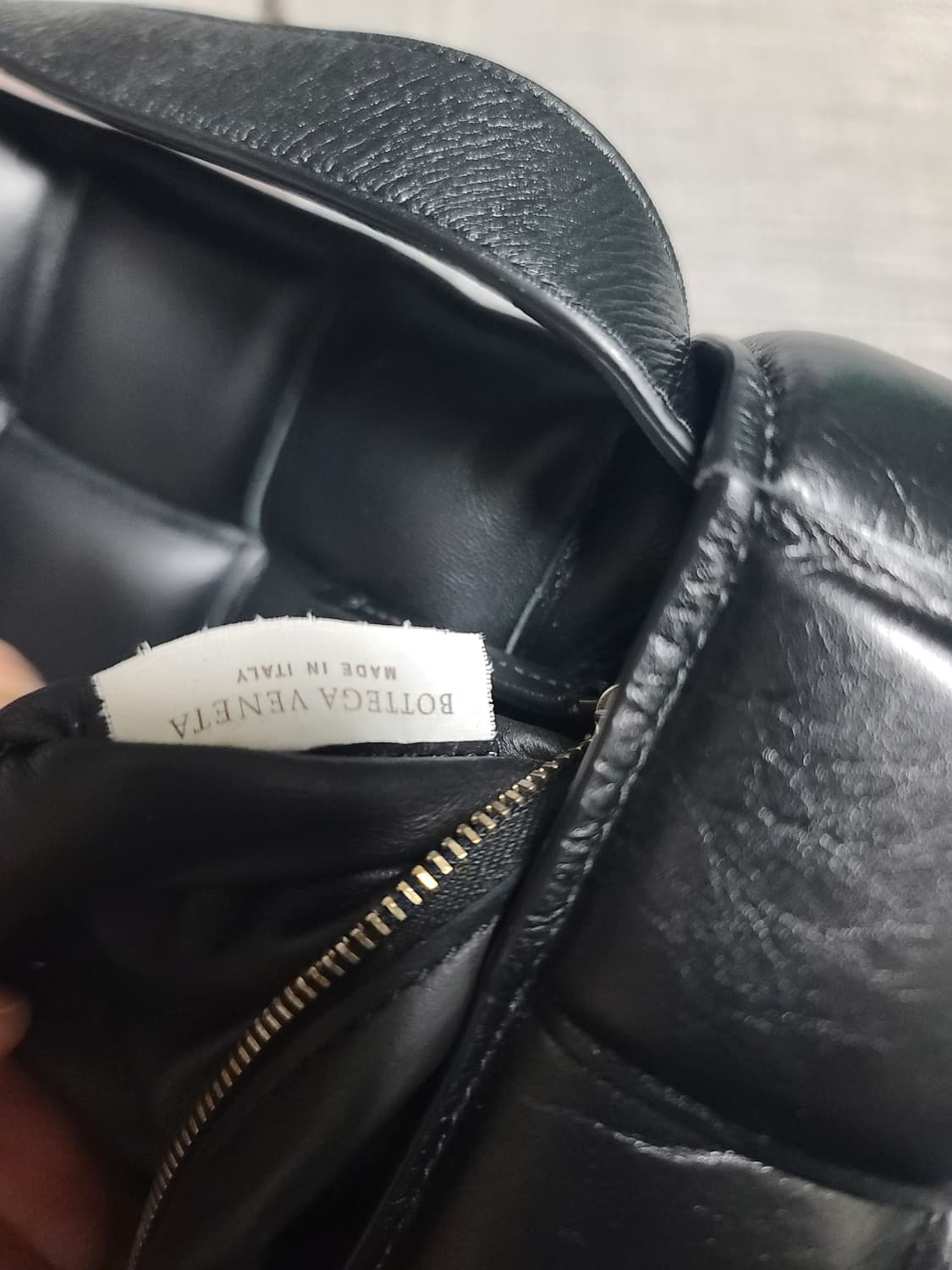 보테가베네타 패딩백 블랙 골드 크로스백 상품이미지5