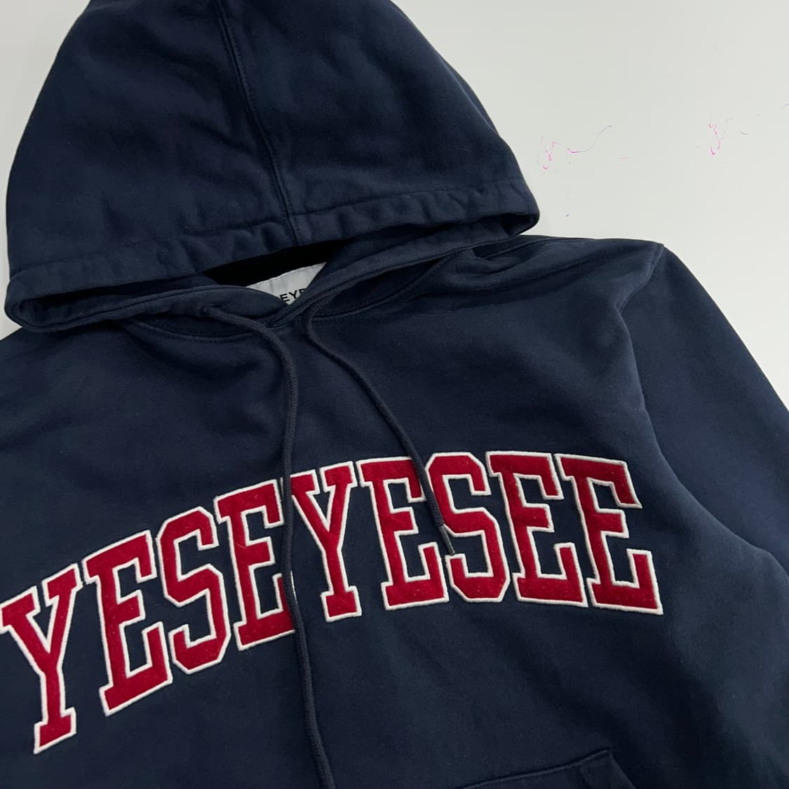 Yeseyesee 예스아이씨 레드 스펠아웃 로고 네이비 후드티 상품이미지4