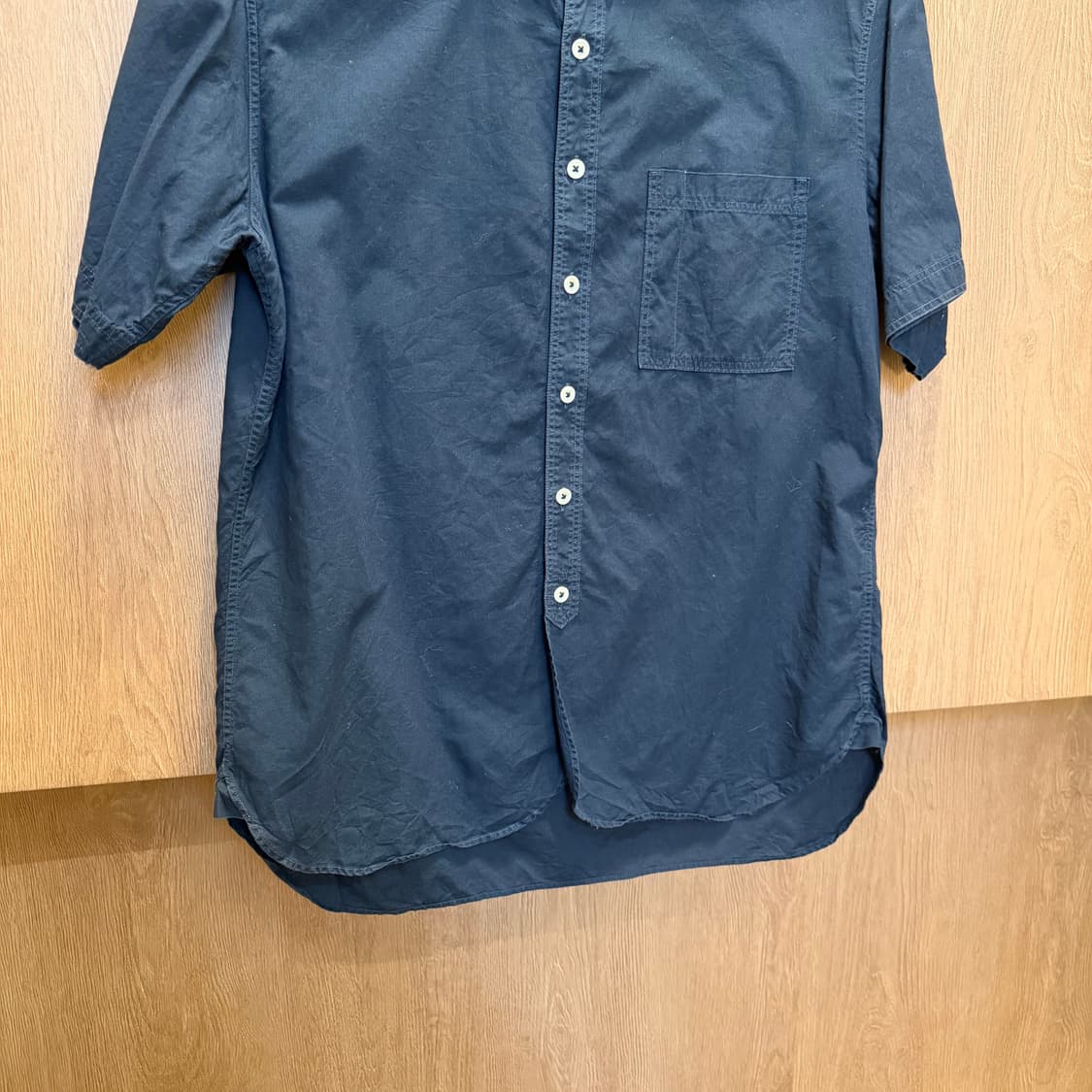 마가렛 호웰 반팔 셔츠 무지 체스트 포켓 디테일 레귤러핏 네이비 상품이미지4