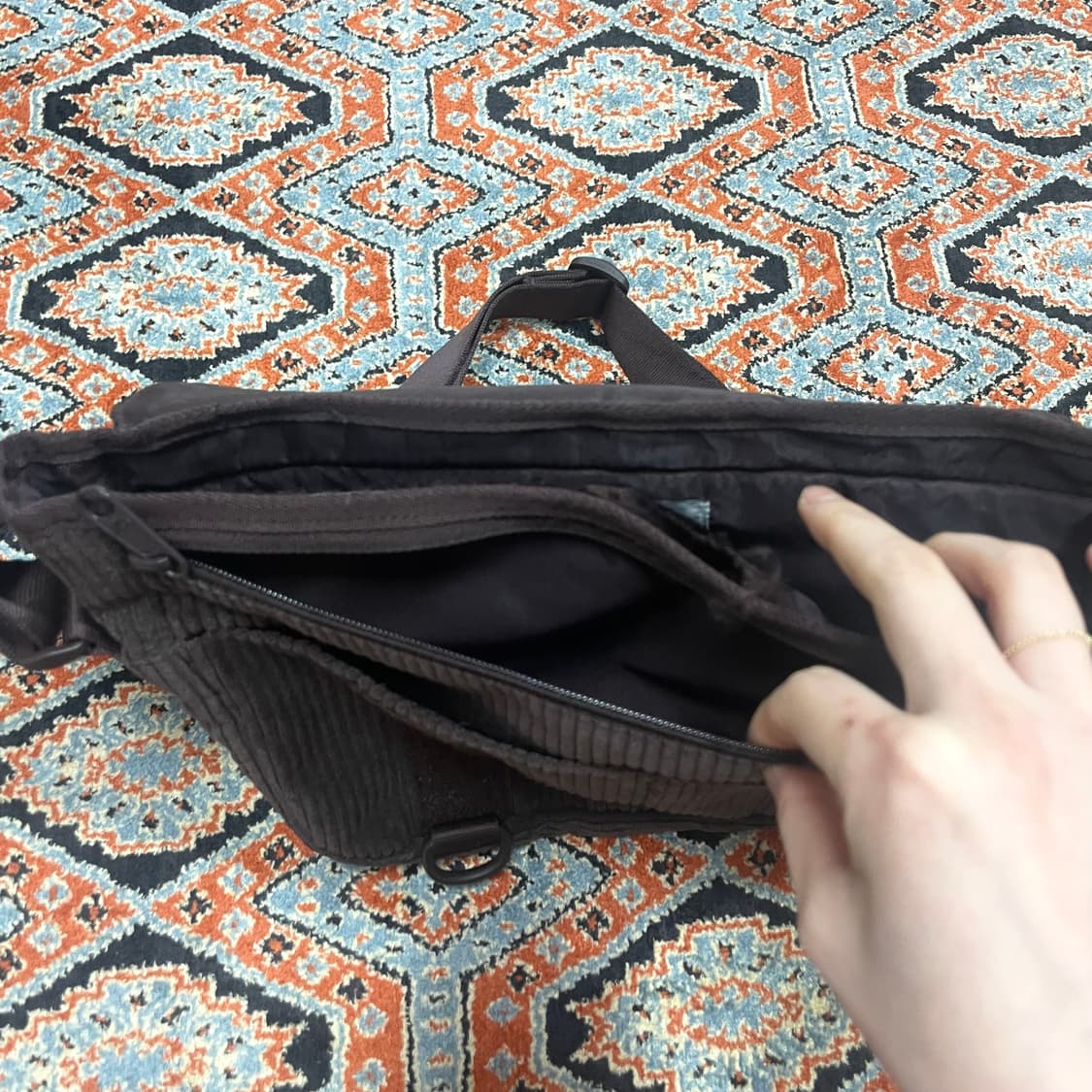 아디다스 오리지널 브라운 골덴 코듀로이 크로스백  상품이미지5