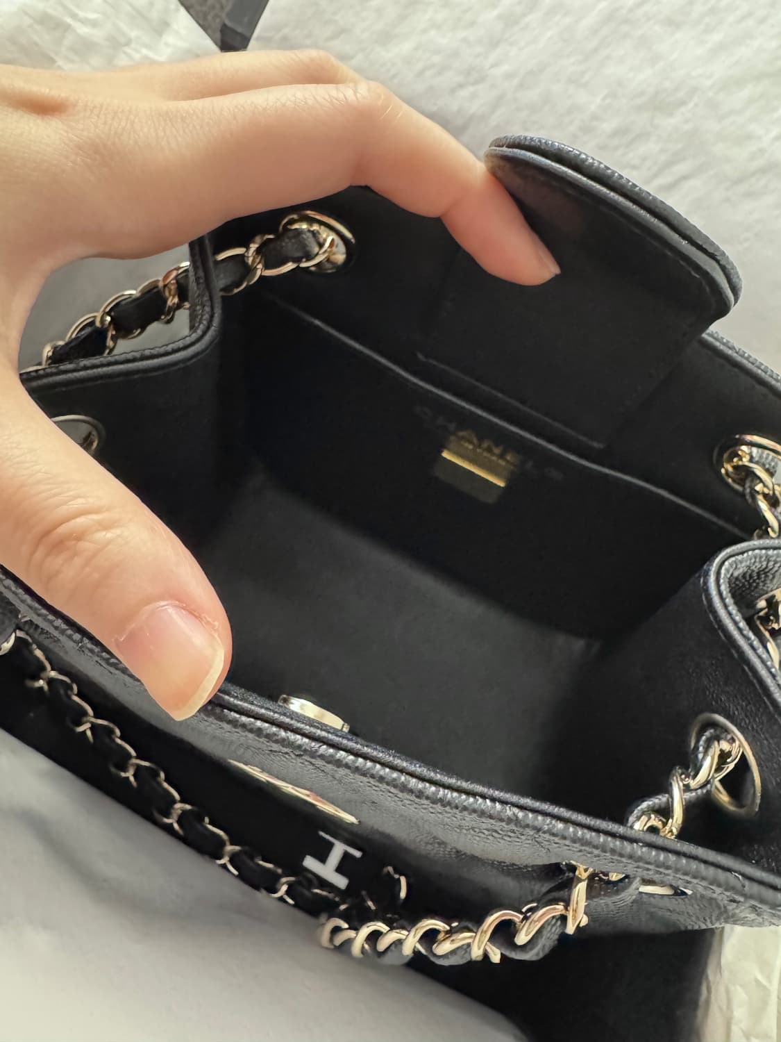 CHANEL 샤넬 클래식 캐비어 미니 버킷백 블랙 금장 상품이미지3