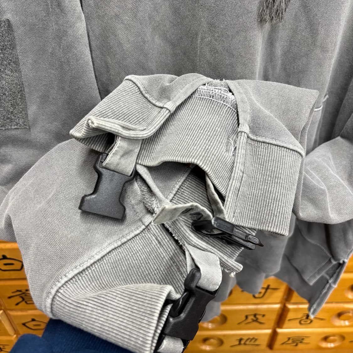 (2XL) 빈티지 손목 스트랩 디테일 그레이 후드티 상품이미지4