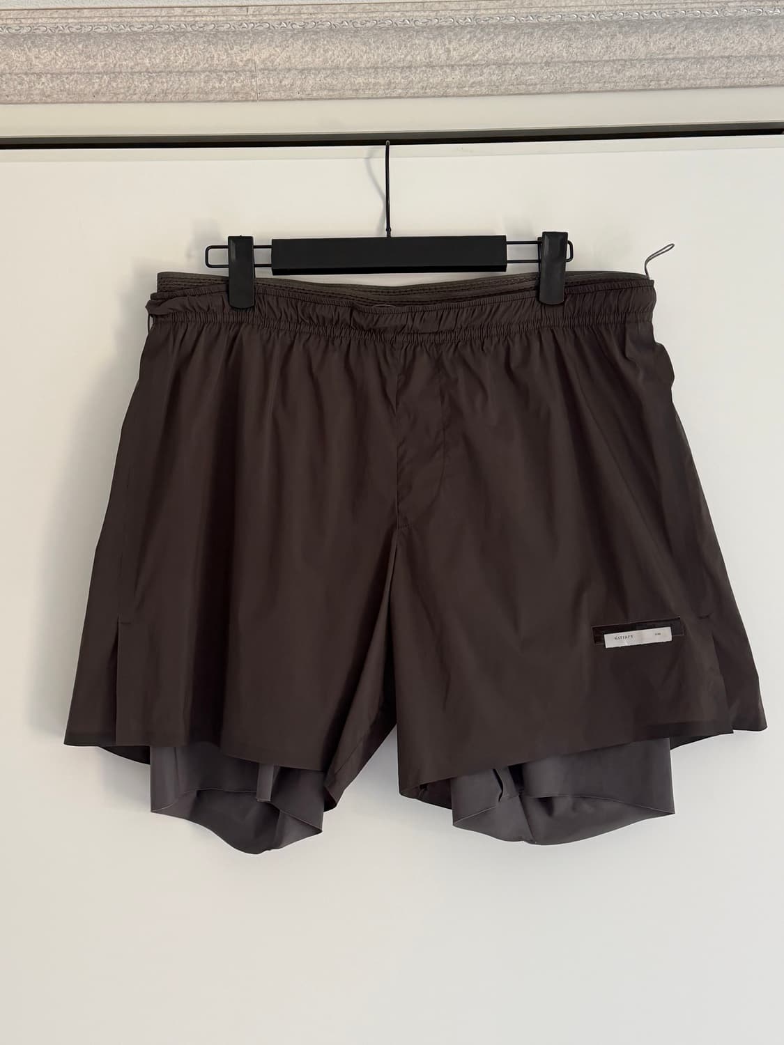[L] 세티스파이 테크실크 8인치 숏츠 브라운 satisfy 상품이미지1