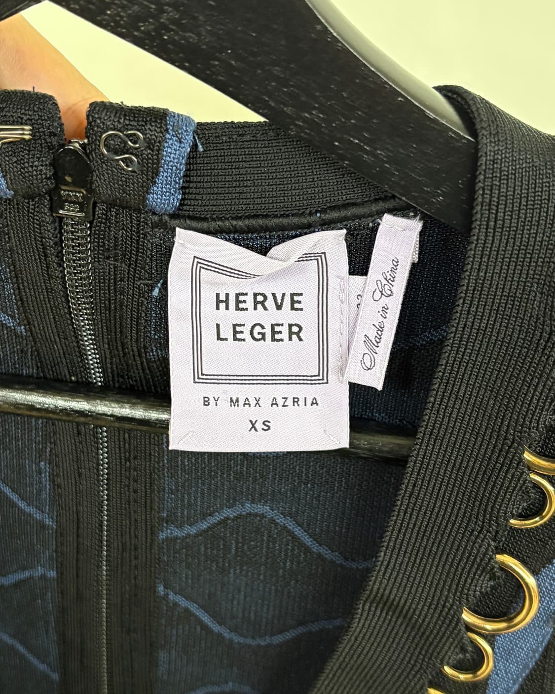 에르베 레제 블랙 블루 링 디테일 슬리브리스 드레스 상품이미지7