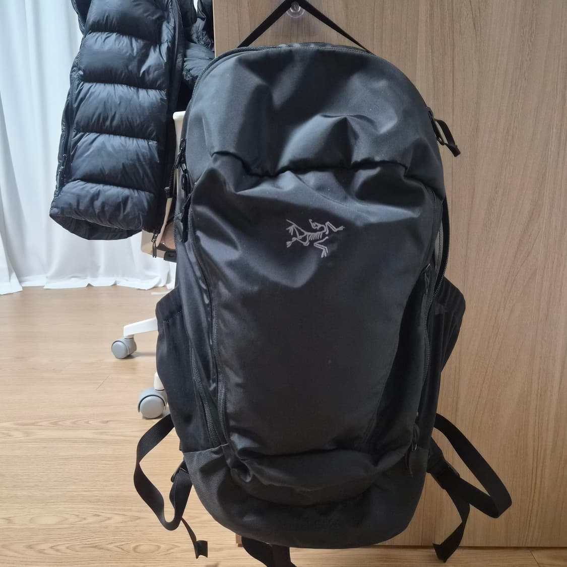 아크테릭스 멘티스 26L 백팩 블랙색상 상품이미지1