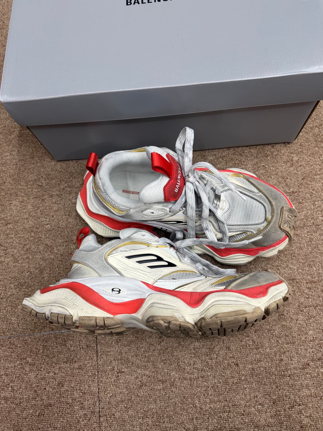 발렌시아가 카고 스니커즈 화이트/레드 40 사이즈 팝니다 상품이미지1