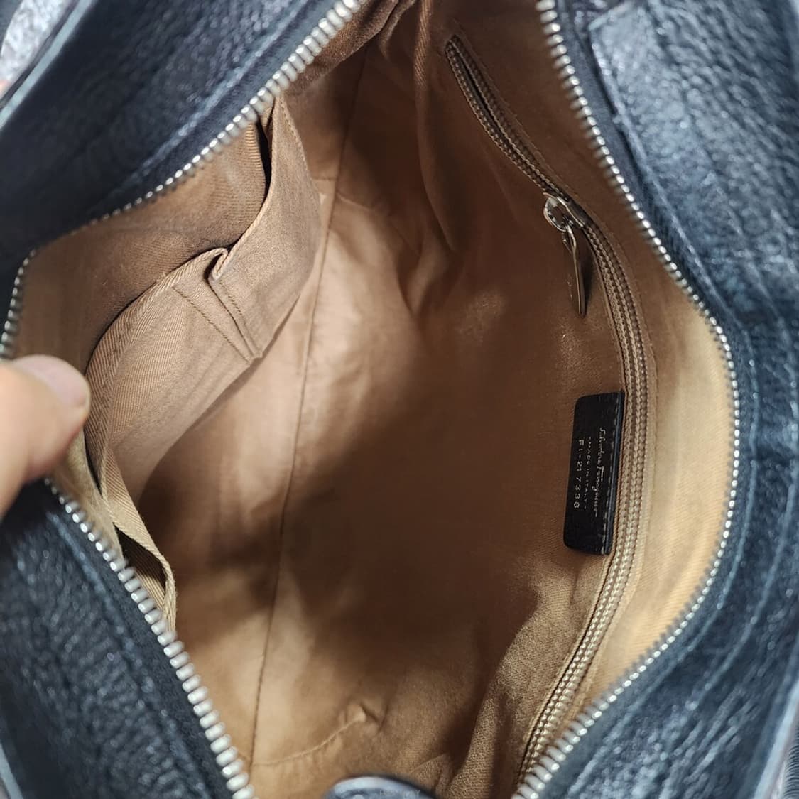 페라가모 은장 간치니로고 숄더백 상품이미지9