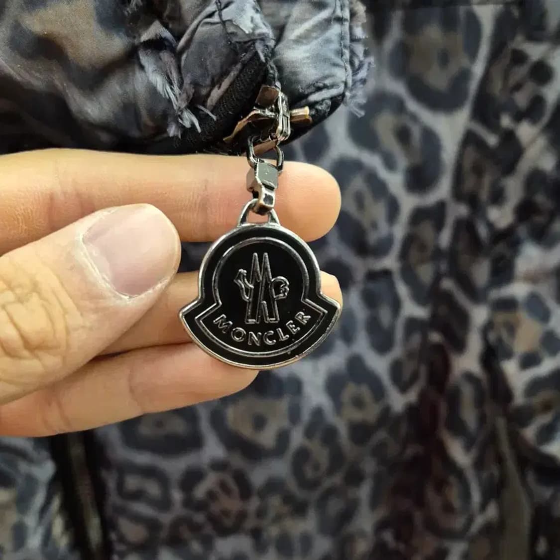 Moncler 몽클레어 아르장티 레오파드 다운 자켓 2 상품이미지4